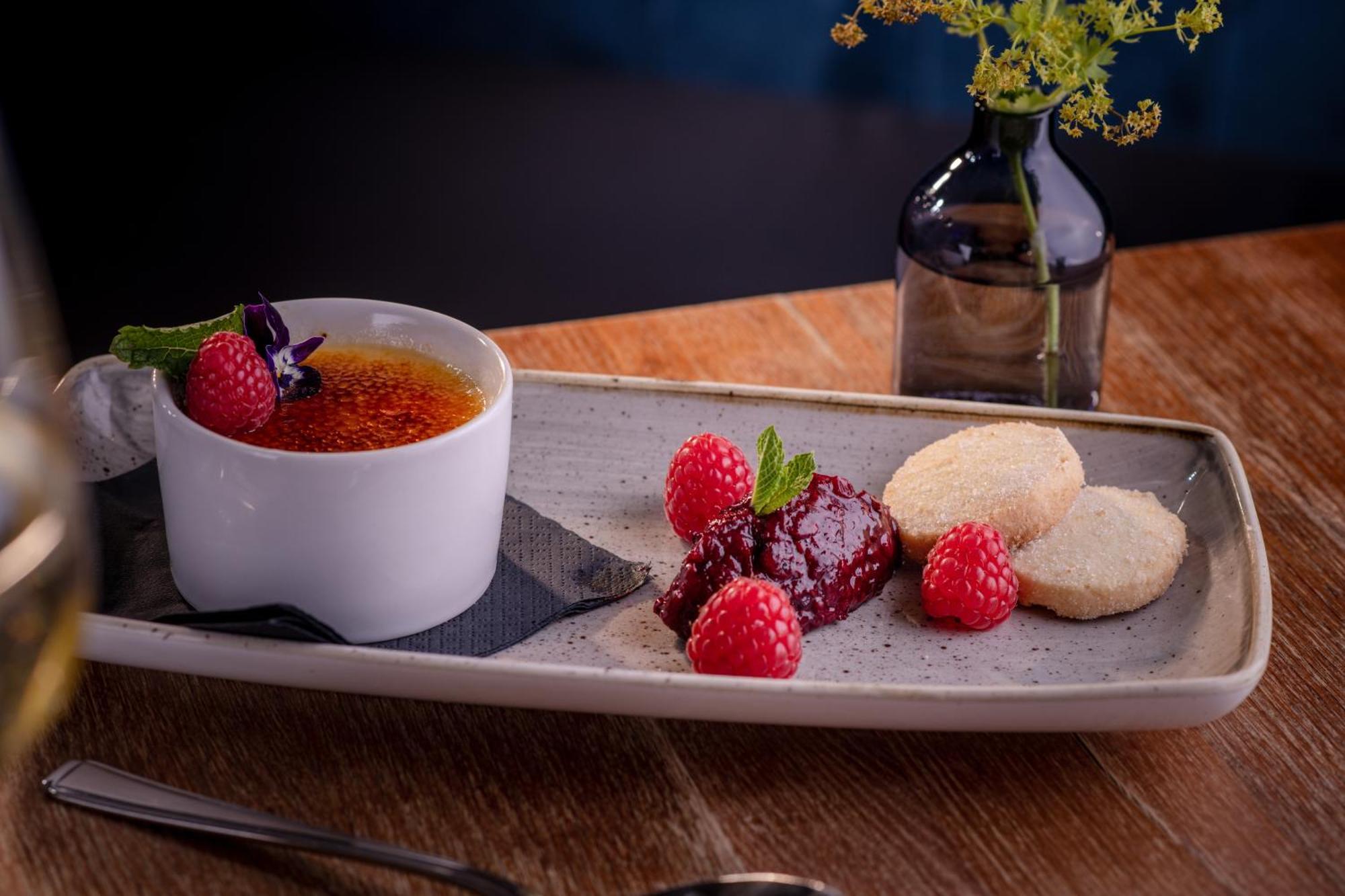 The Millstone, Mellor Hotel Blackburn  Bagian luar foto Crème brûlée with raspberries