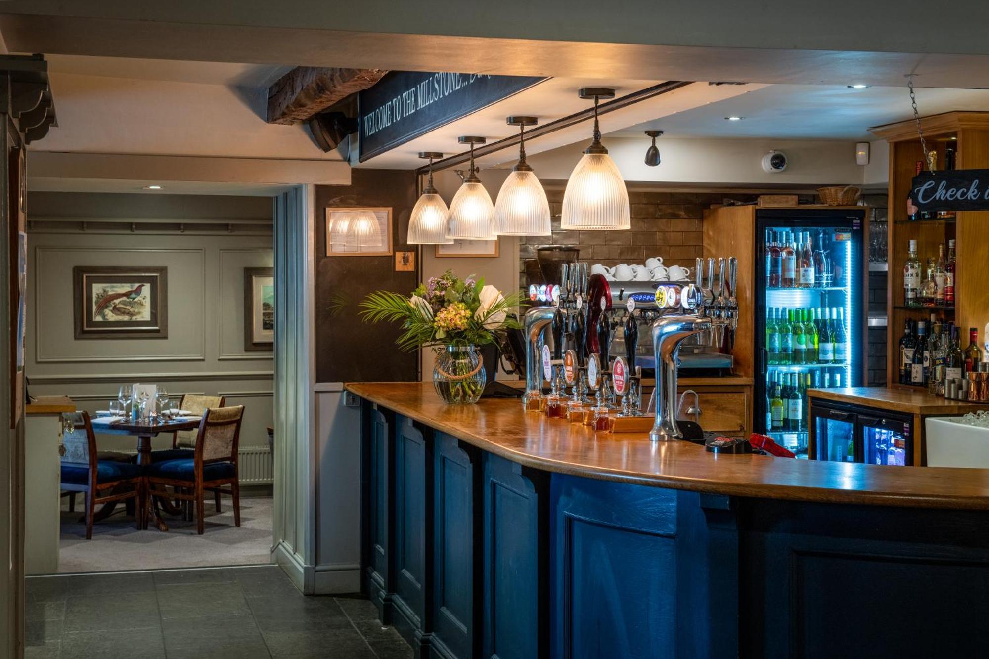 The Millstone, Mellor Hotel Blackburn  Bagian luar foto The bar at The Old Mill