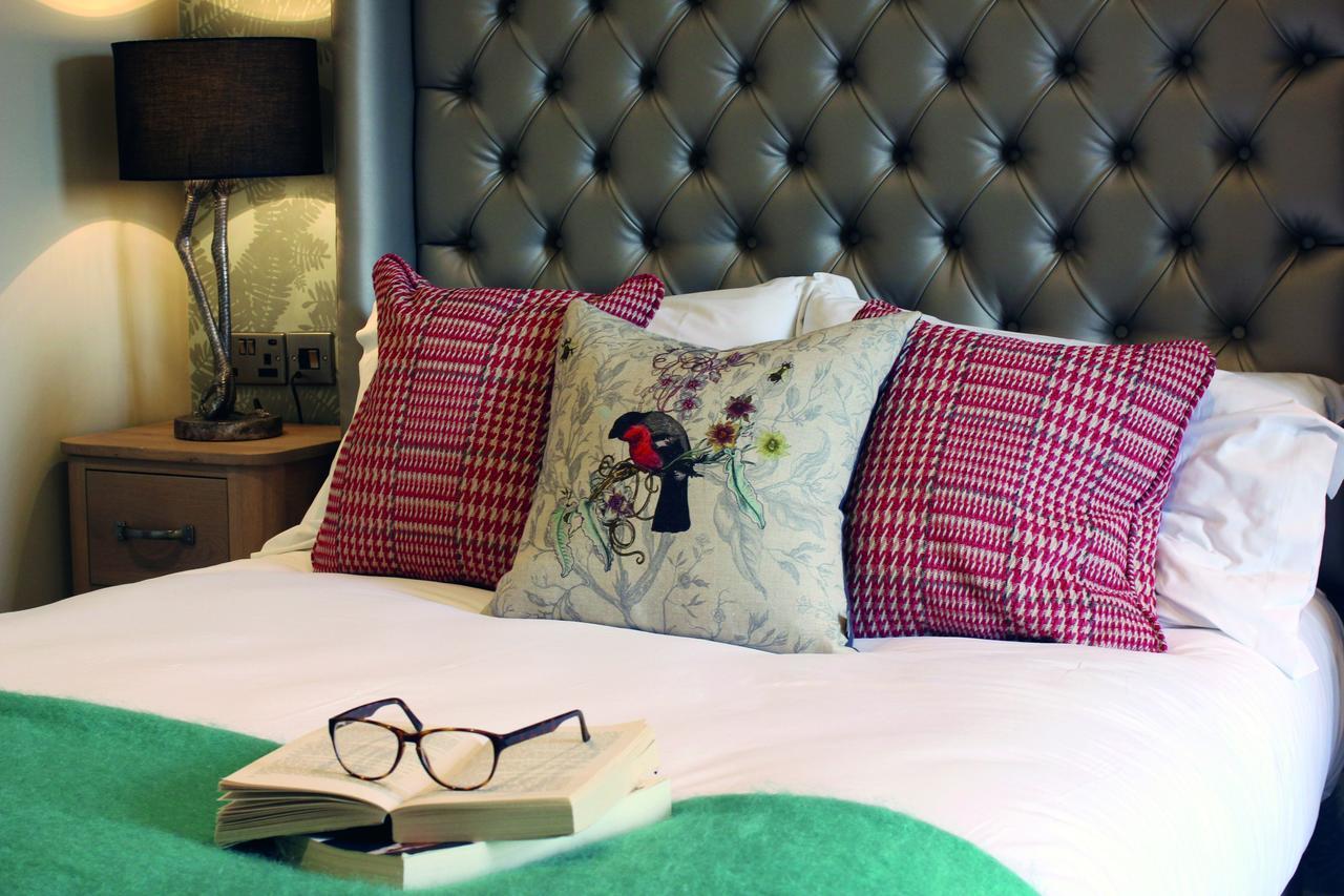 The Millstone, Mellor Hotel Blackburn  Bagian luar foto A bed with cushions