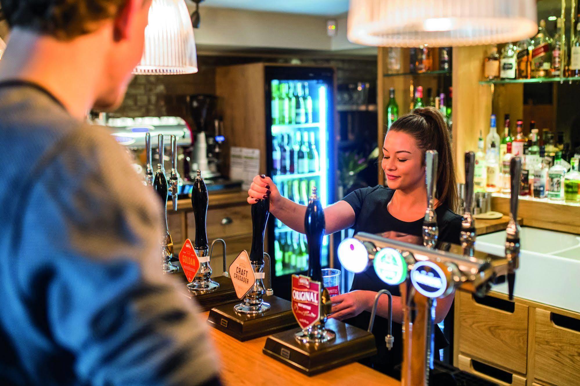 The Millstone, Mellor Hotel Blackburn  Bagian luar foto A barmaid serving a customer